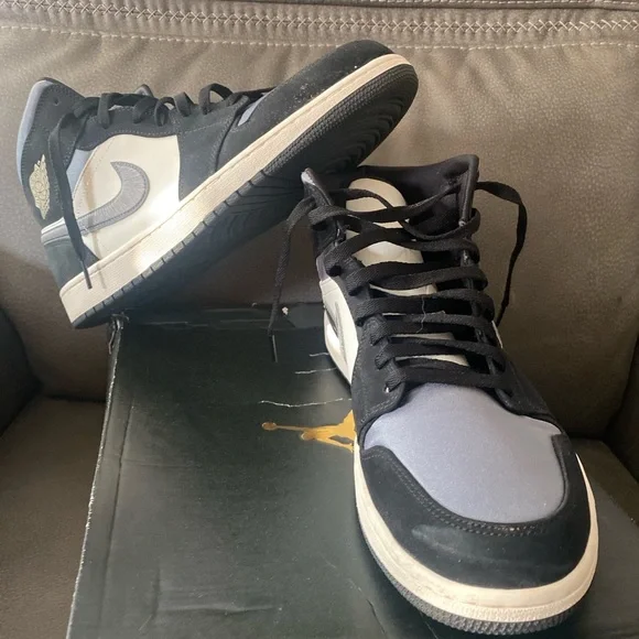 Air Jordan 1 Mid SE ‘Satin Smoke Grey’